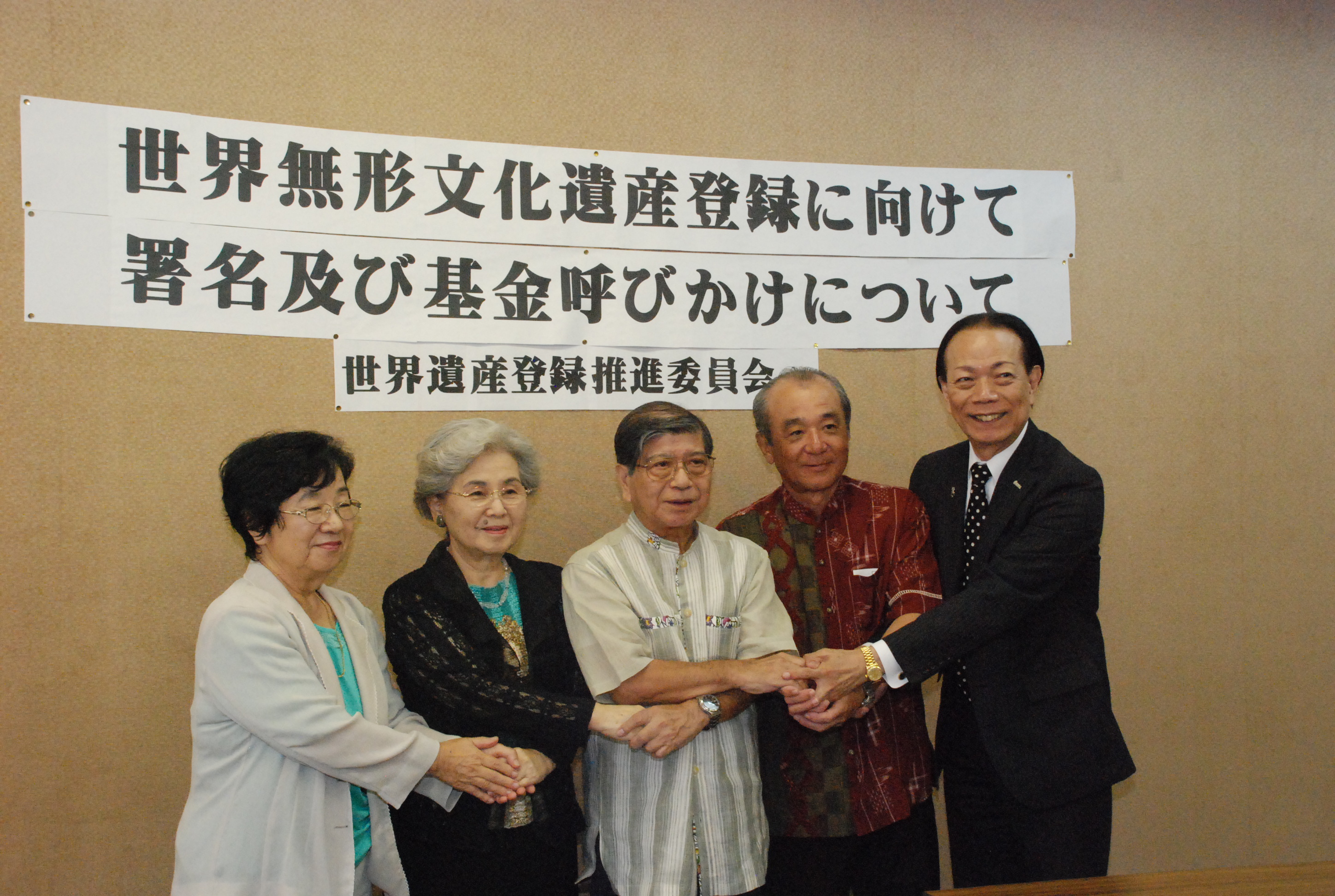 安田委員長ら委員が県庁で会見し、県民や県内企業に協力を呼び掛けた。